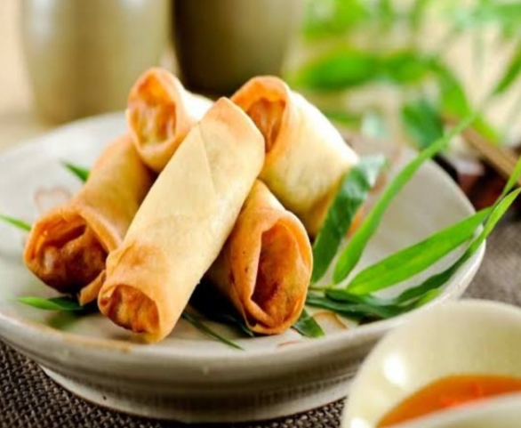 Chaos erupted due to release of lizard in Manchurian roll, shopkeeper made rolls in mobile torch light