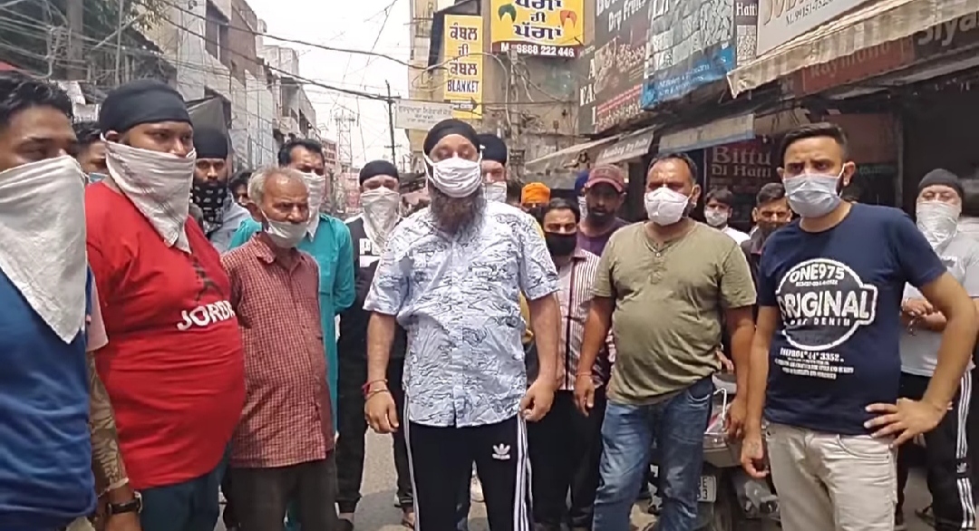 In Jalandhar, traders burst into anger, came out on the road to protest the closure of shops