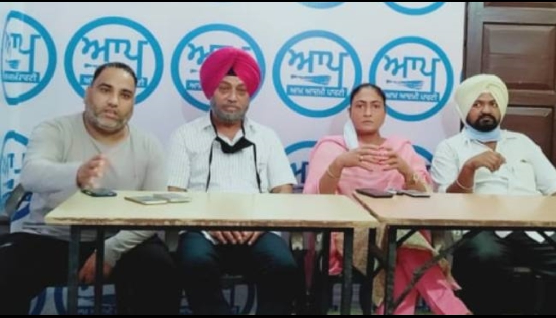 AAP's district head Olympian Suridar Singh Sodhi said that Captain Amarinder Singh is copying Kejriwal.