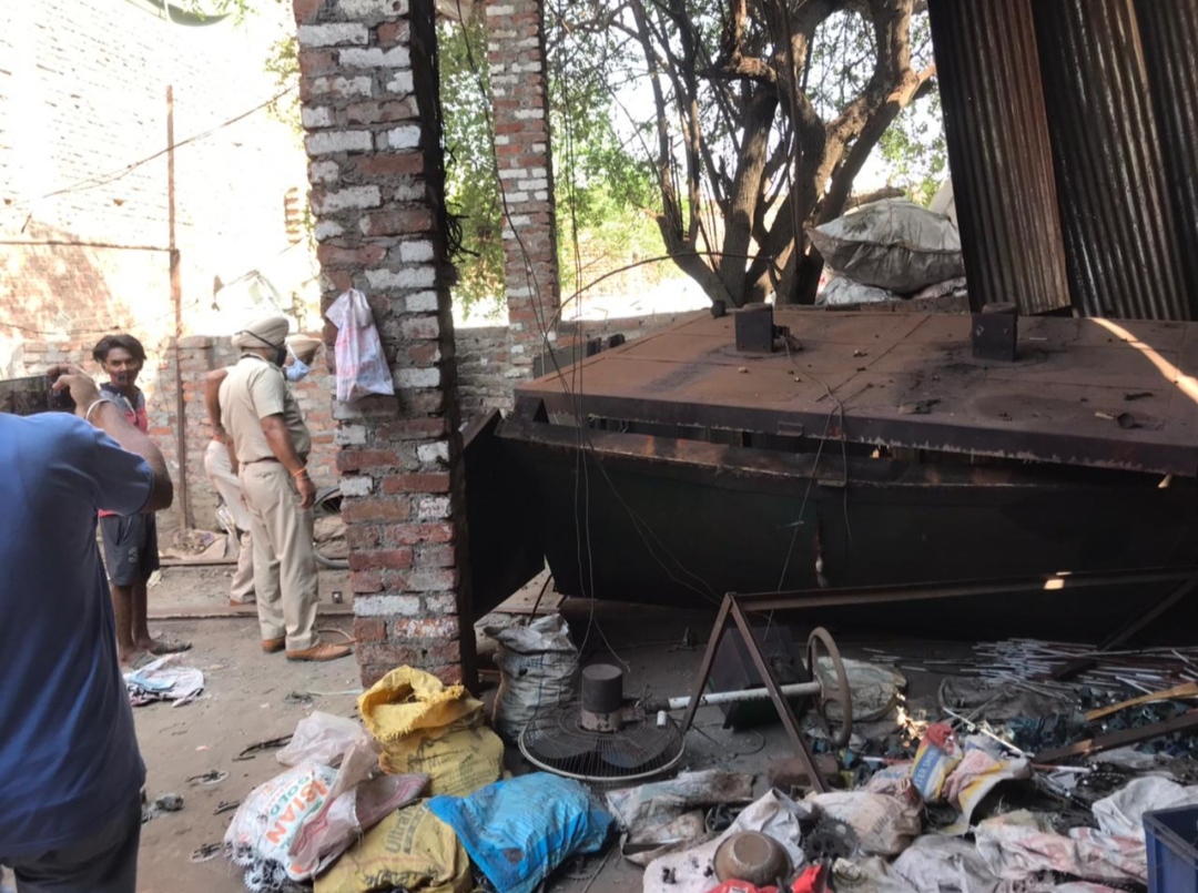 Strong blast in Handtool factory in Jalandhar's Basti Sheikh, woman injured, employees rushed out
