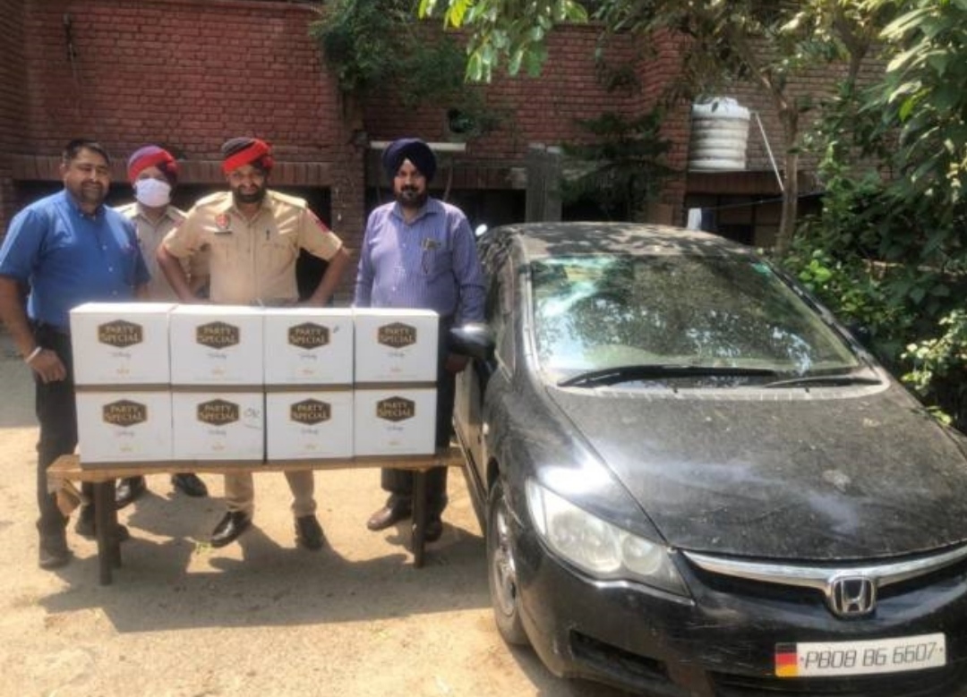 Jalandhar CIA Staff 2 team caught smuggler with 8 cases of illicit liquor