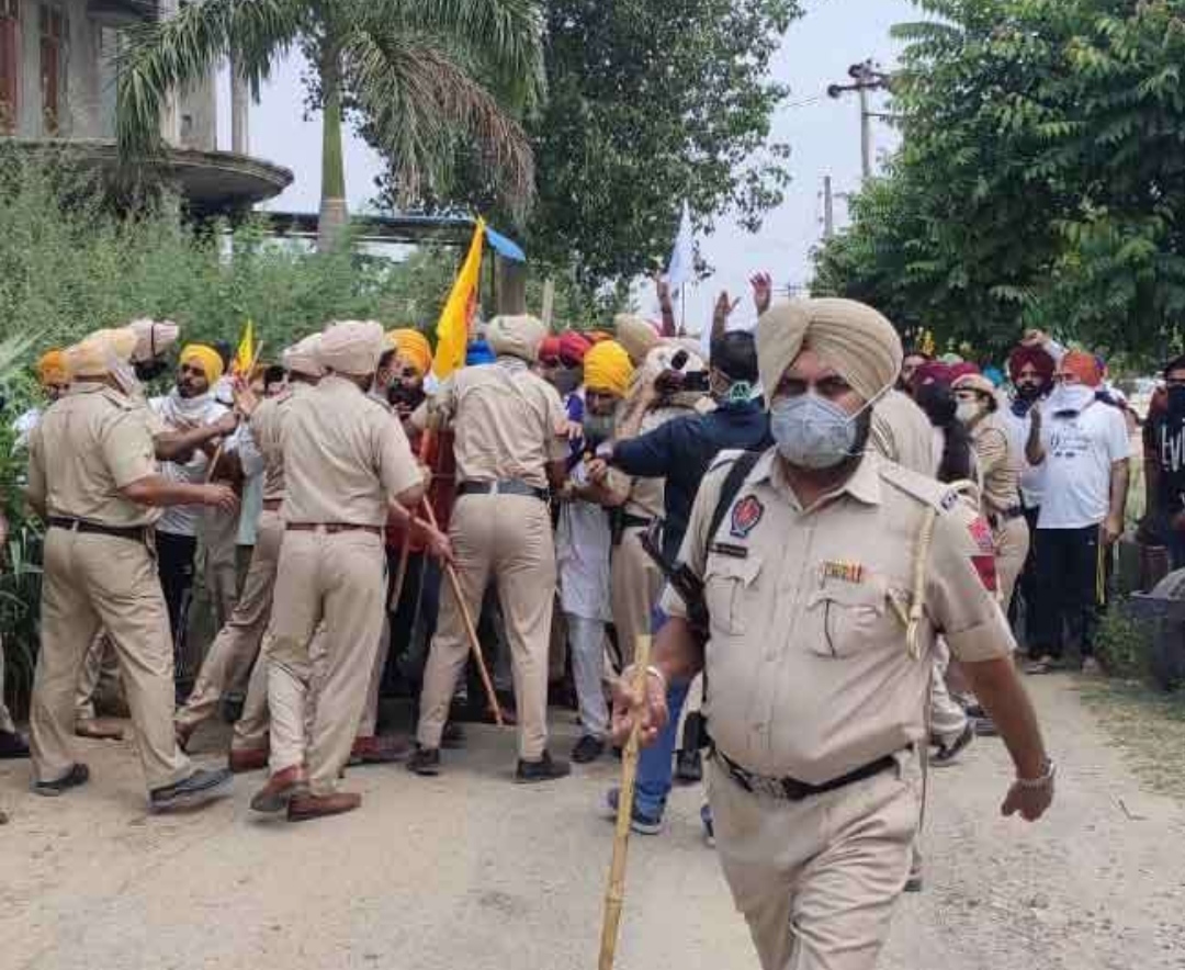 farmers-protest-against-rss-blood-donation-camp-in-ropar