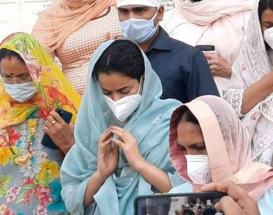 kangana-ranaut-reaches-sri-harimandir-sahib-under-tight-security