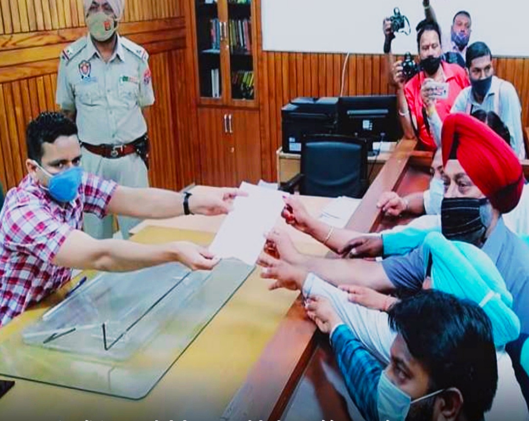 Aam Aadmi Party submits memorandum in favor of Jalandhar's auto and taxi drivers to DC Ghanshyam Thori