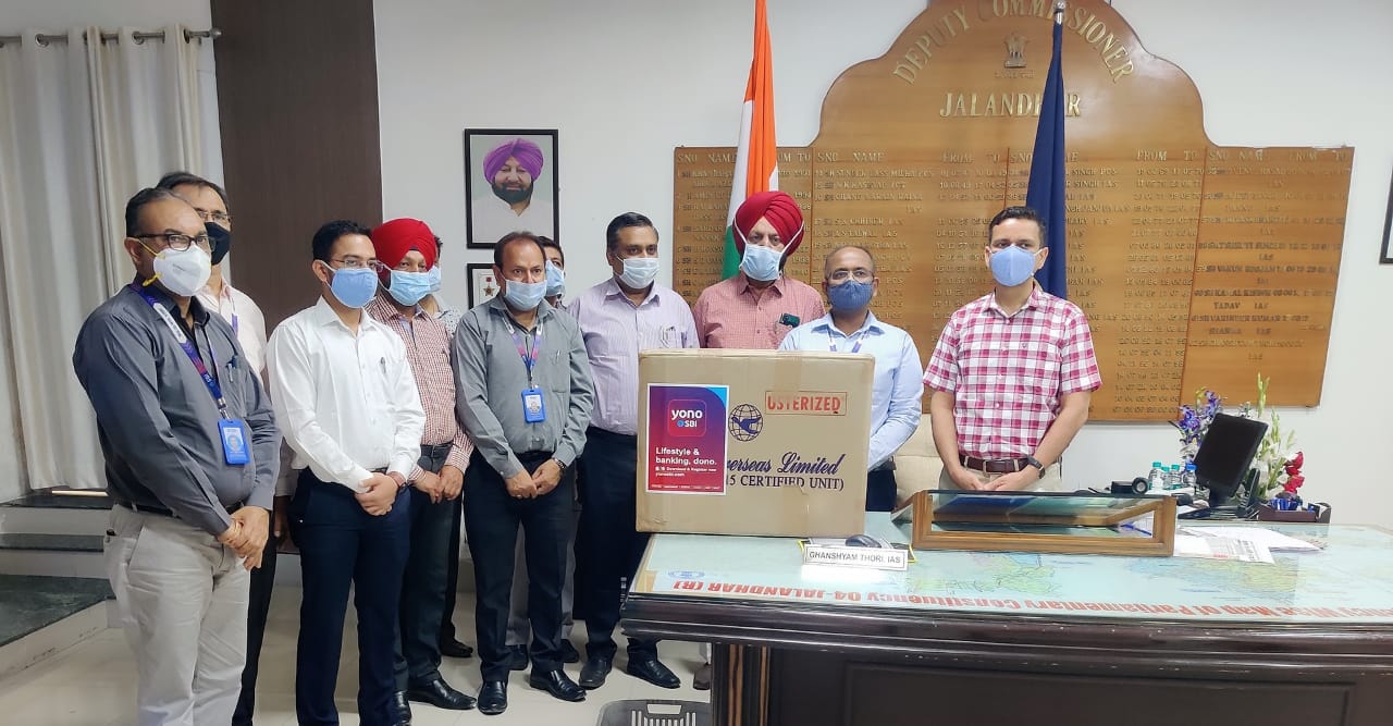 SBI Bank, under the leadership of DC Ghanshyam Thori, provided 15000 masks, 15000 gloves, 65 sanitizers, 400 liters of hypochlorite to the civil surgeon.