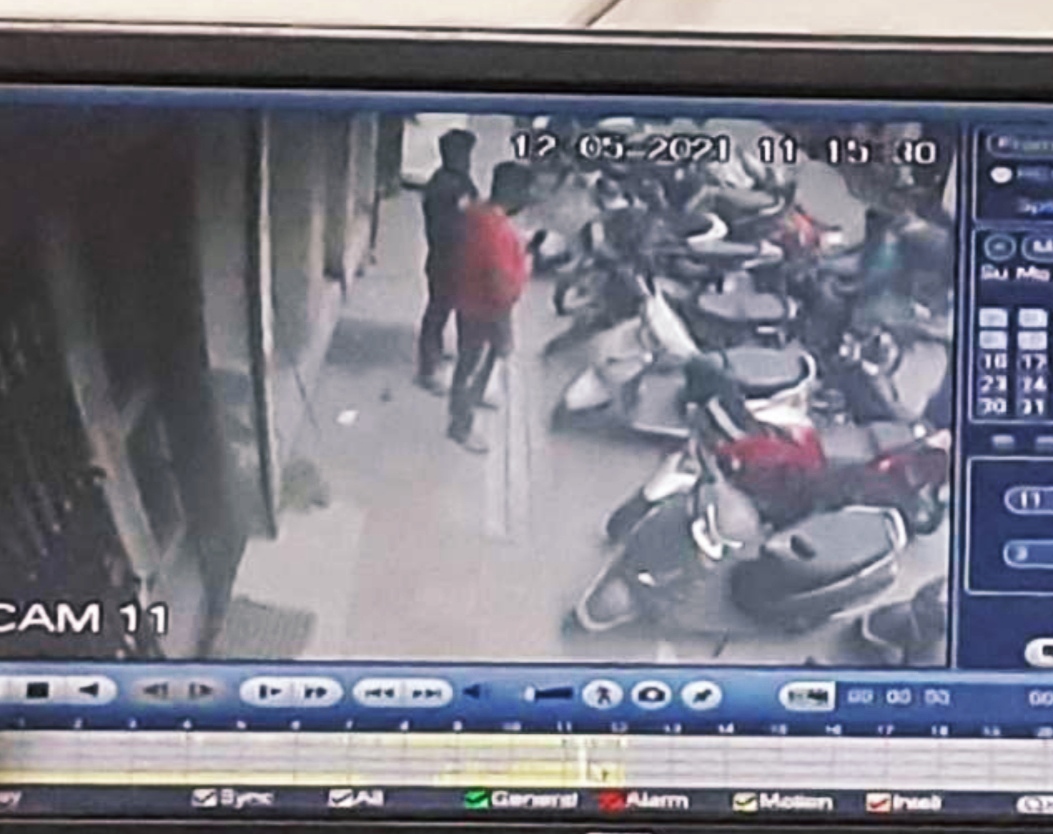 Youth's bike stolen from outside PNB Bank in Jalandhar's Basti Nine, incident was captured in cctv