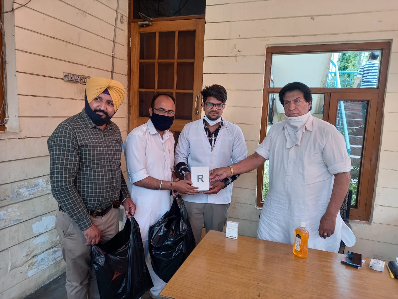 In memory of late father, Gaurav Bhandari gave 55 antibiotic injections for cancer patients.