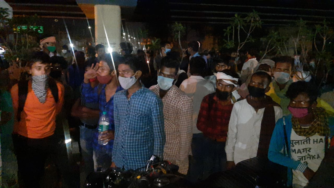 More than 150 migrant laborers were boarded in two buses in Rama Mandi Chock-Chief Minister's orders were being flown by private transporters in Corona