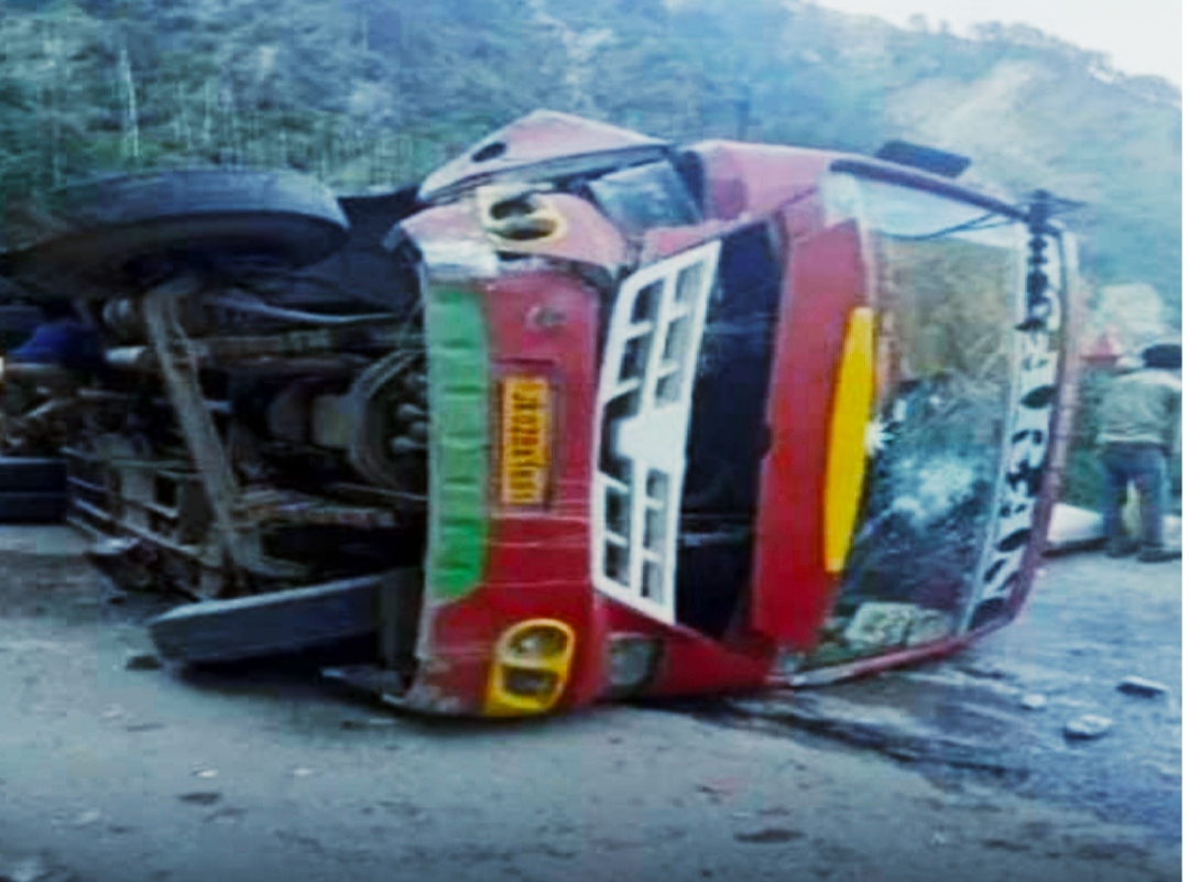 Bus overturns at Ramban on Jammu-Srinagar National Highway, 8 migrant workers injured