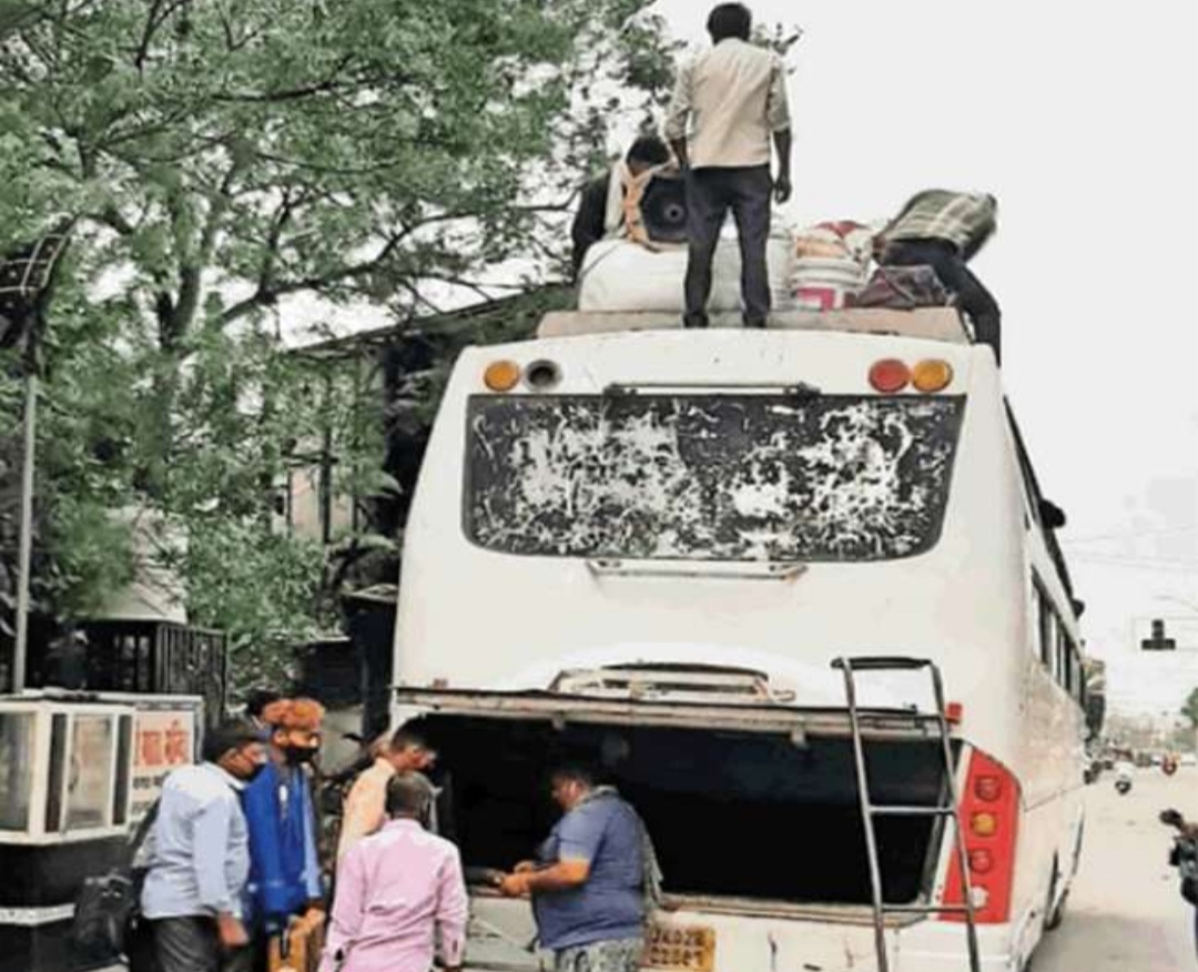 Workers returning from Punjab amidst mini lockdown, Corona guidelines are being violated in public