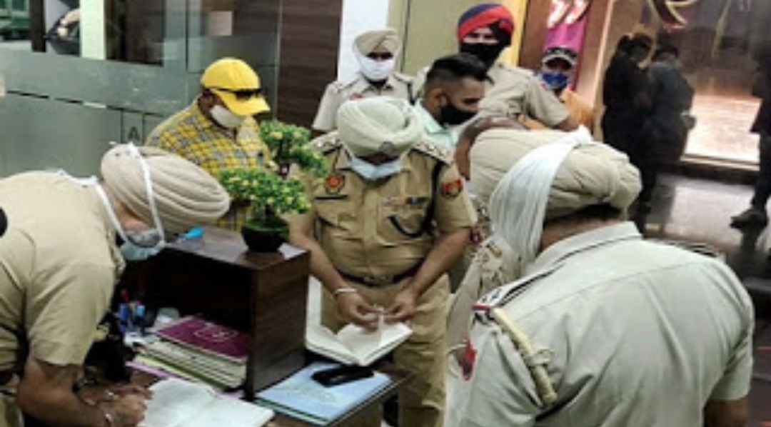 Late night robbery at 99 beauty academy during night curfew in Jalandhar, CCTV footage captured