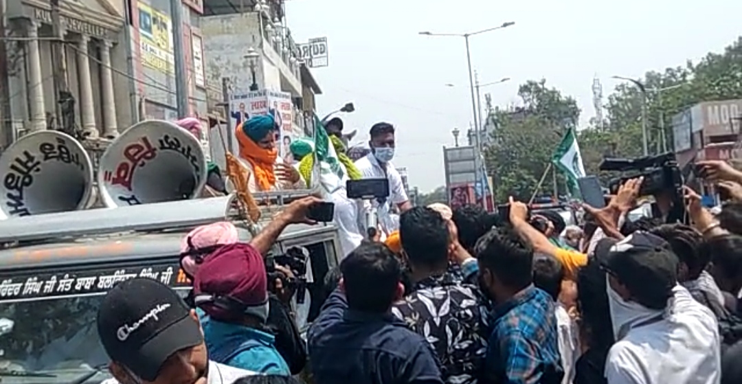Farmers protest against mini lock-down in favor of shopkeepers at Jyoti Chowk in Jalandhar