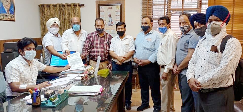 Photographers Club members in Jalandhar submitted memorandum to ADC Jasbir Singh under the leadership of Pradhan Sukhwinder Nandra