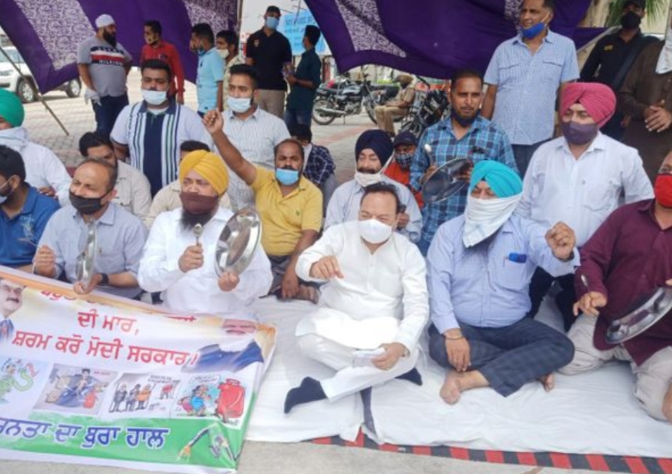 Congressmen protested against Modi government by playing plate and spoon in Jalandhar
