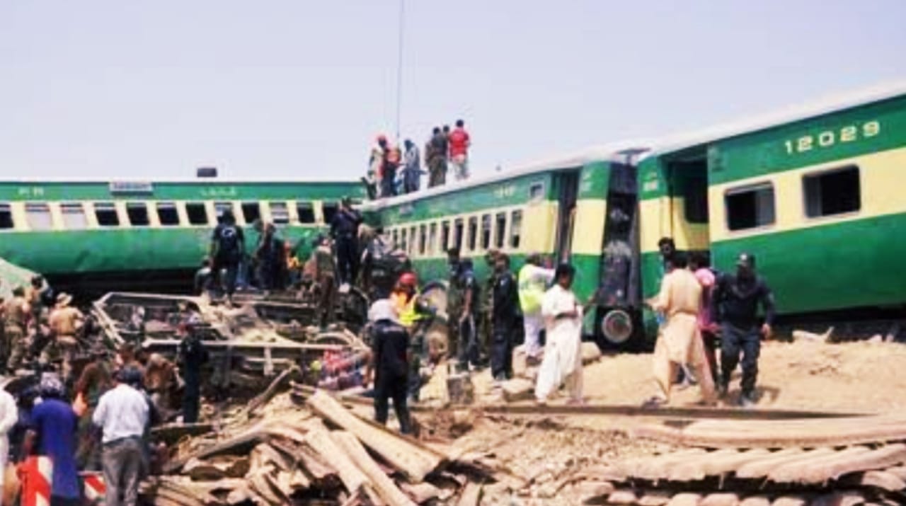 Two trains collided in Pakistan, a major train accident happened, 50 killed-70 injured