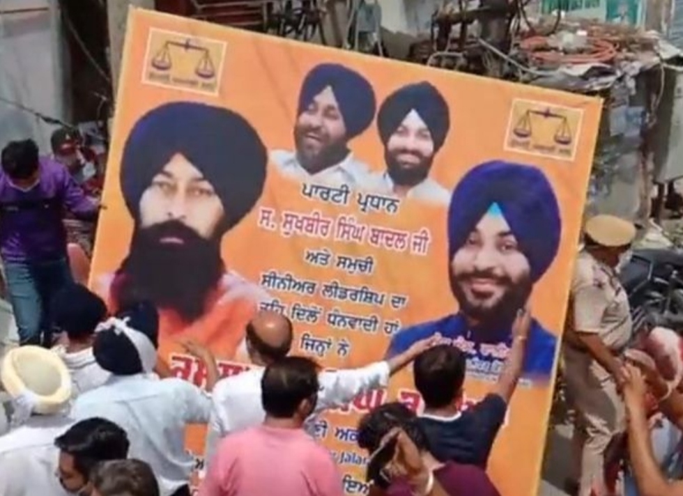 the-poster-of-satgur-kabir-maharaj-was-taken-down-by-the-sad-after-the-protest-of-the-brotherhood-the-akalis-got-their-board-down