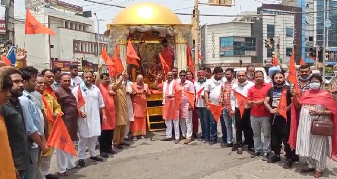 A grand welcome was given to bhagva Chetna Rath Yatra reached Jalandhar the demand of Hindu Temple Act in Punjab