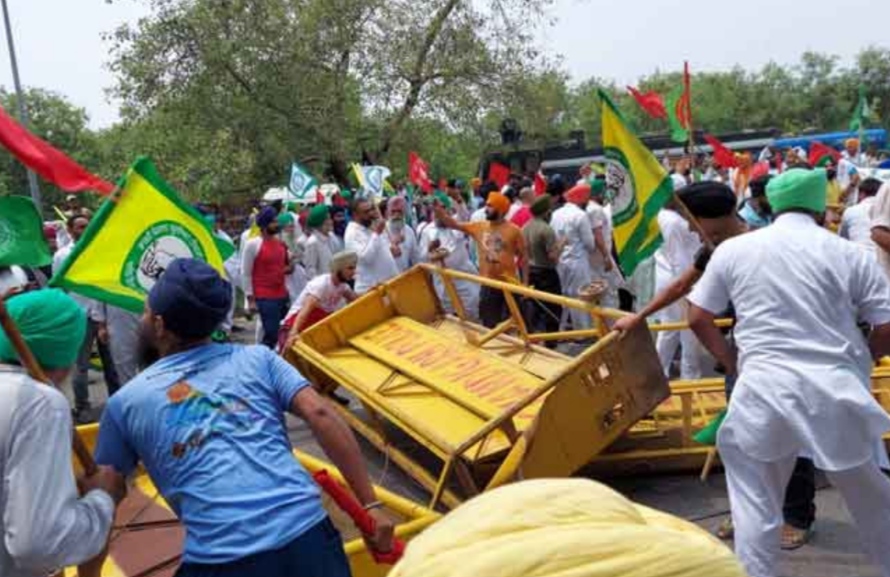 Clash between farmers and police in Mohali and Panchkula, farmers of Punjab reached Chandigarh breaking barricades