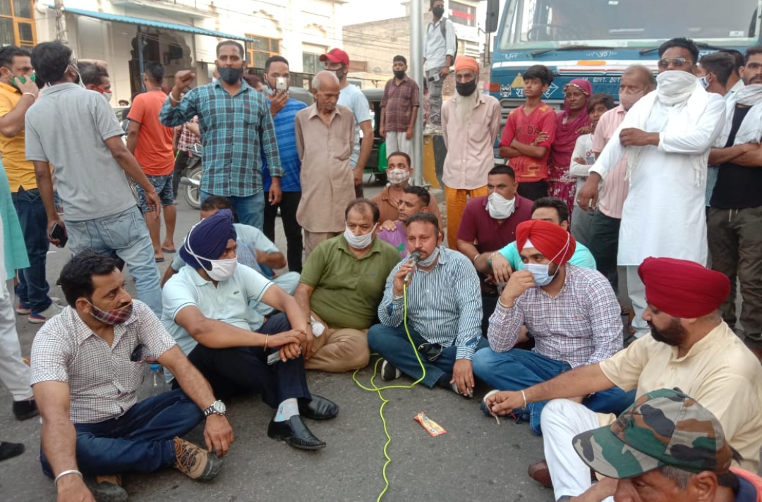Congress councilors protest against SHO at Kaki Pind Mor near Ramamandi