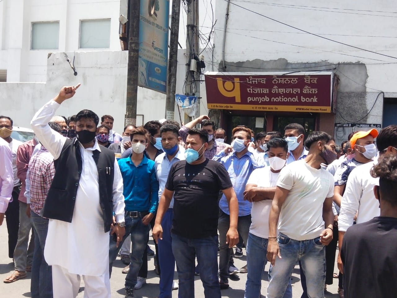 jalandhar-muslim-samaaj-protest-outside-police-station
