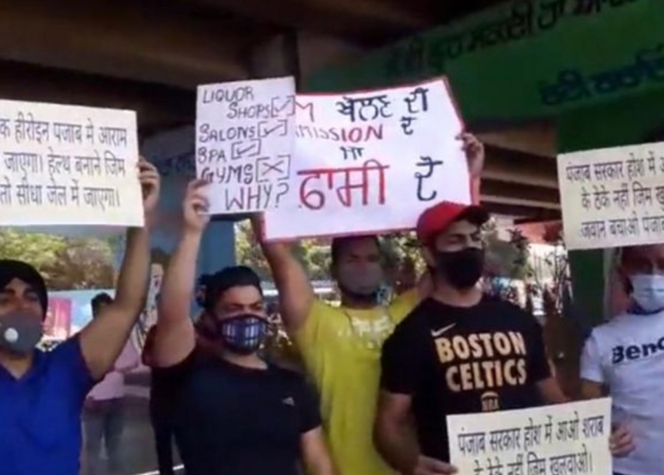 Gym owners and trainers protested in Jalandhar, warned the Punjab government, if they do not open the gym by June 10, they will close the liquor contracts