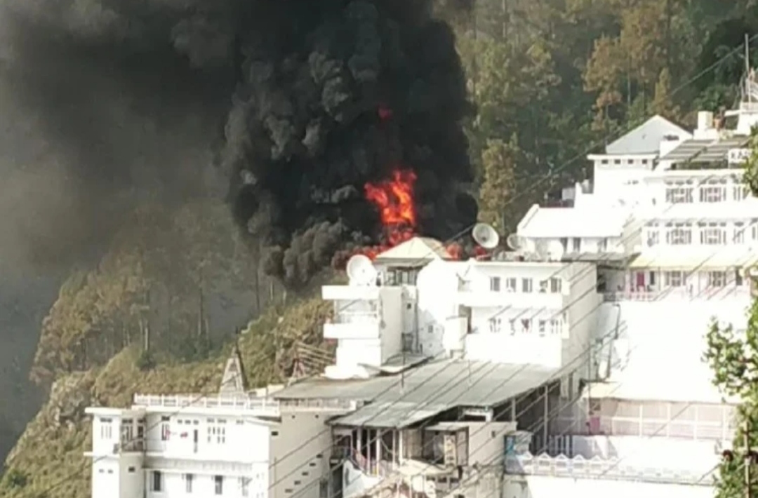 Fierce fire near Mata Vaishno Devi Bhawan, flames visible till Bhairon Valley