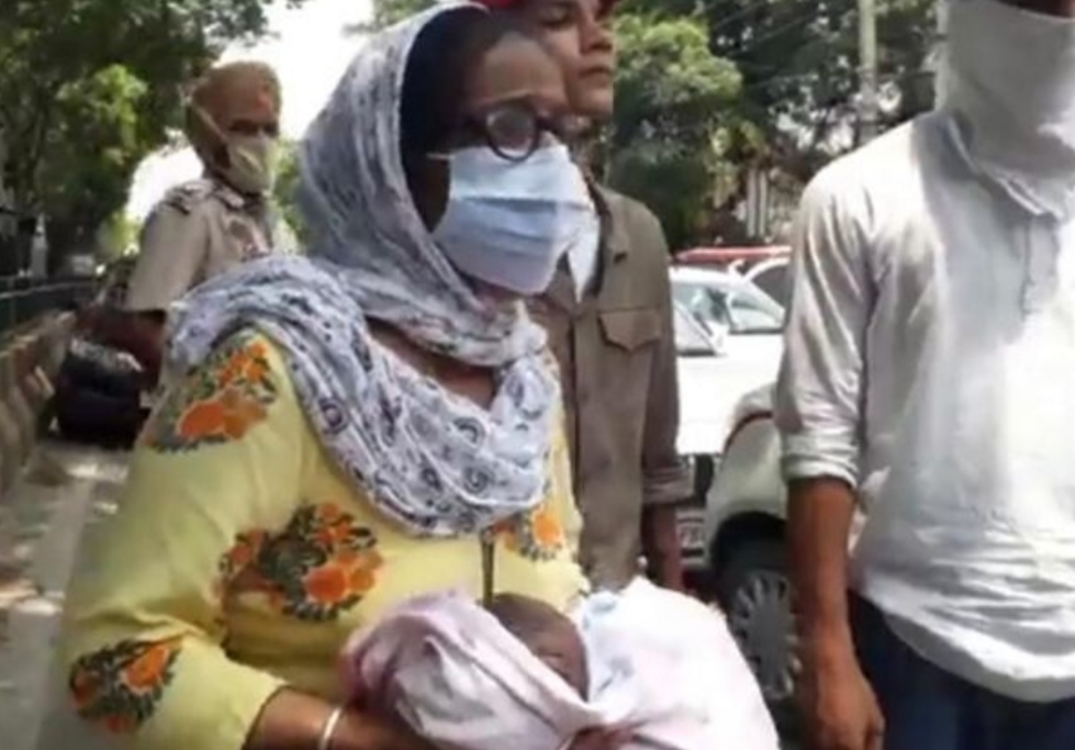 Uproar outside Doaba Hospital in Jalandhar, protest by family members over the death of the woman after delivery