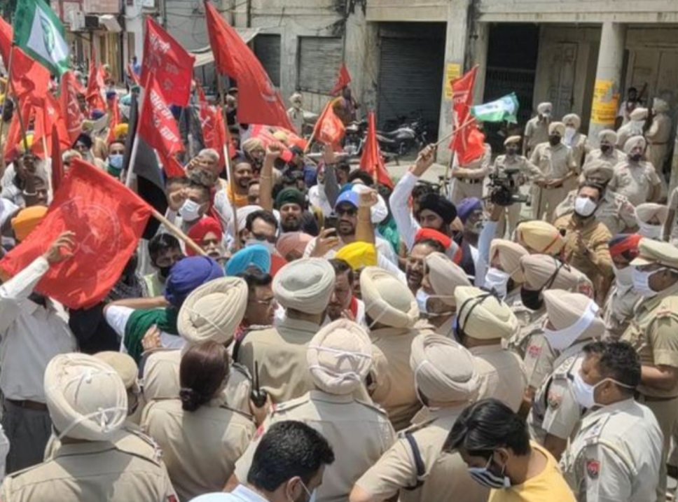 Protesting farmers came to surround the house of former BJP minister Manoranjan Kalia, stopped by heavy police force