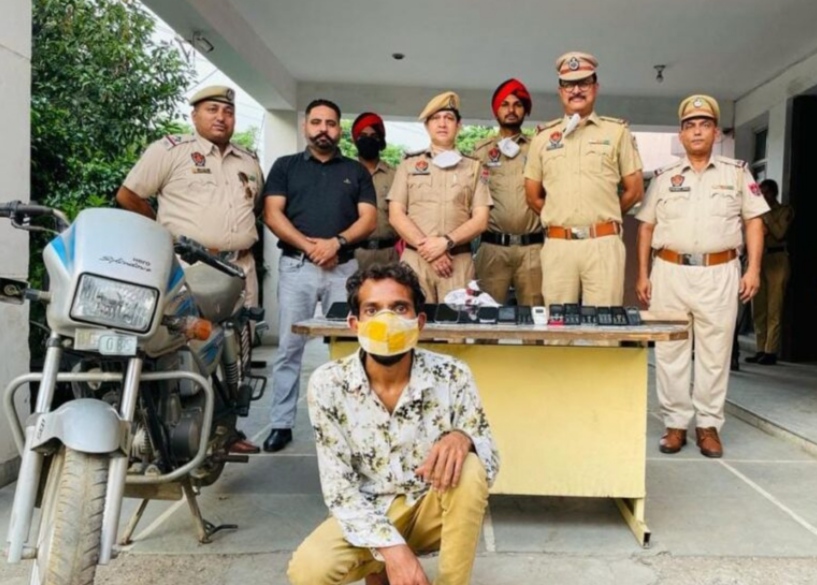 Jalandhar police station 8 arrested a smuggler with 20 grams of heroin and 17 mobiles