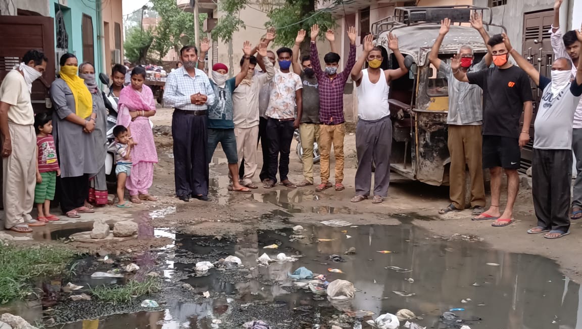 वार्ड नंबर 75 बस्ती पीर दाद में पढ़ते पन्नू विहार में सीवरेज जाम की समस्या को लेकर लोगों ने किया रोष प्रदर्शन किया