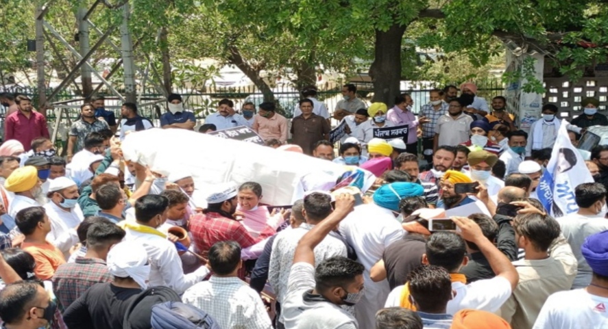 aap-jalandhar-protest-and-burns-effigy-of-cm-captain-amrinder-singh
