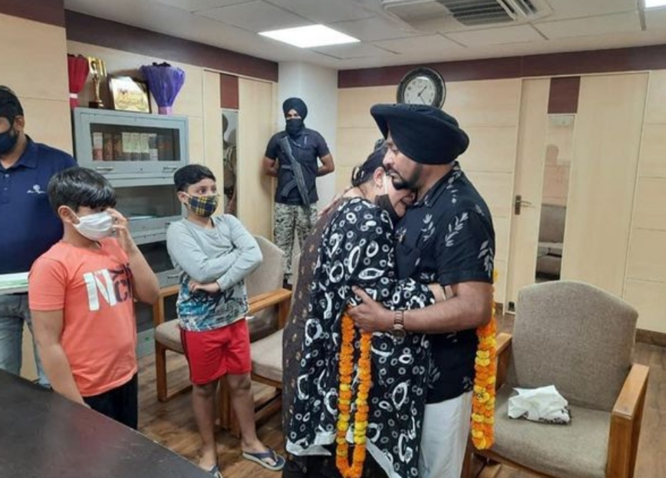Famous singer Laihambar Hussainipuri's dispute with wife and children resolved