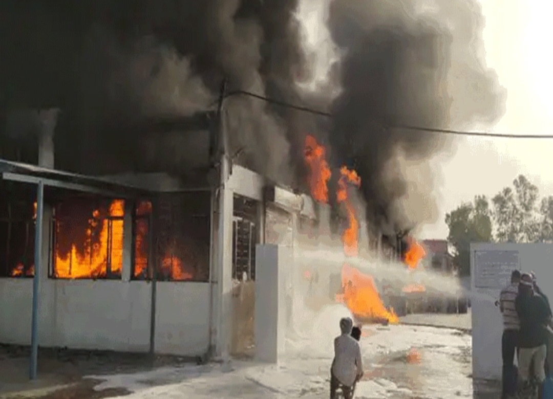 Massive fire in chemical factory in Jalandhar, continuous cylinder blasts, roof also collapsed