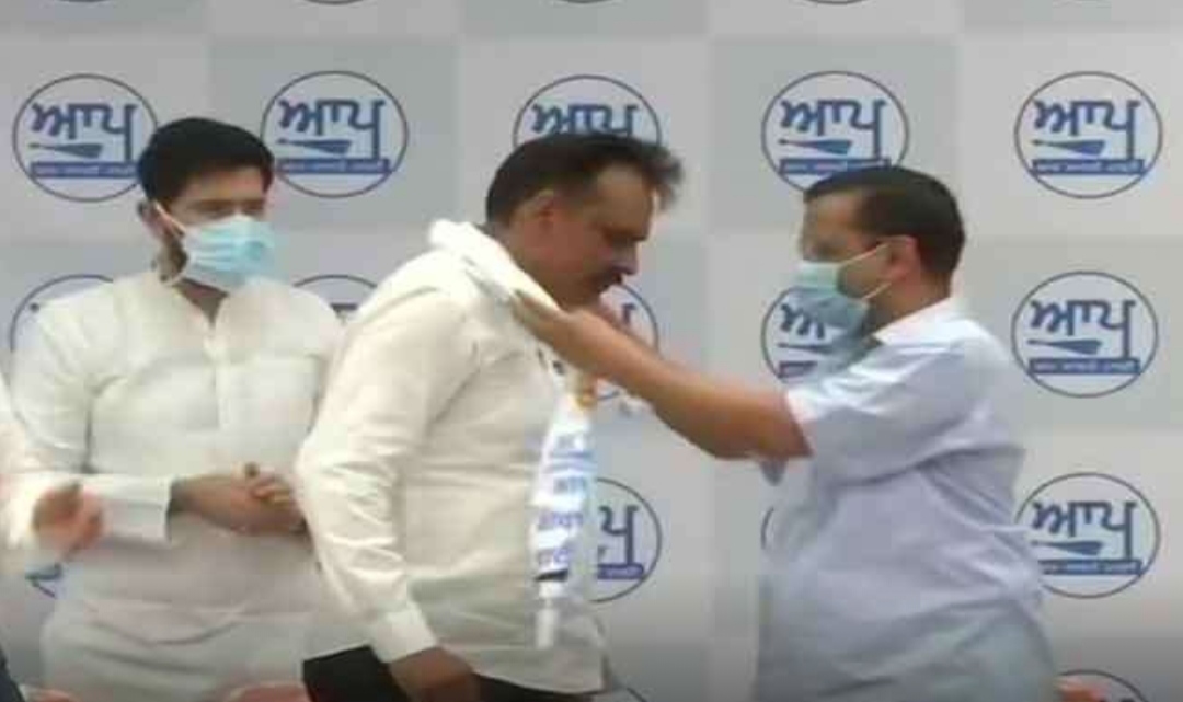 Former IG Kunwar Vijay Pratap joins AAP in presence of Arvind Kejriwal
