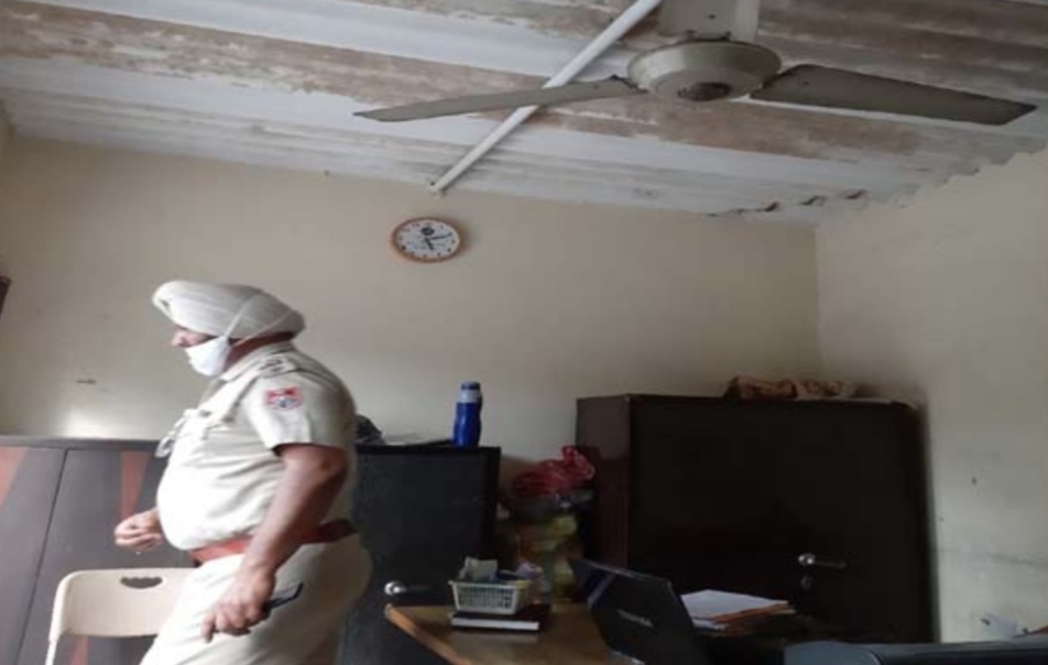 If action was not taken on the complaint of JE quarrel, then the angry electricians cut off the electricity of the police station.