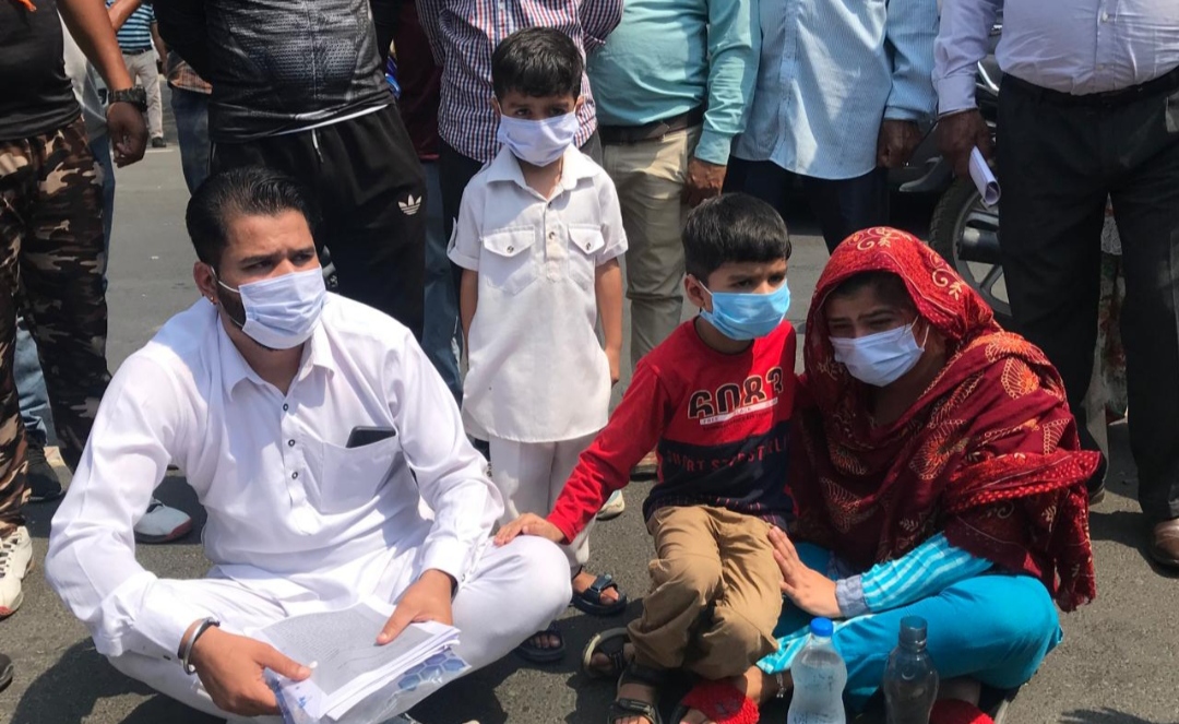 no-action-taken-for-visiting-cp-and-acp-offices-troubled-couple-sat-on-dharna