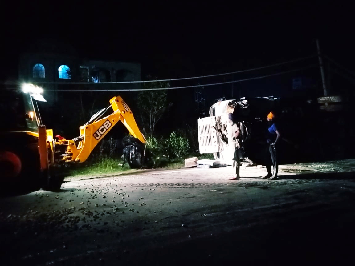 jalandhar-truck-overturned-on-a-narrow-bridge-on-kapurthala-road