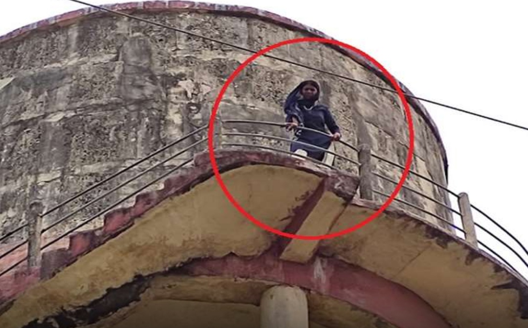 High voltage drama of a woman climbing on a water tank located in the court premises, the officers were scared of the threat of jumping