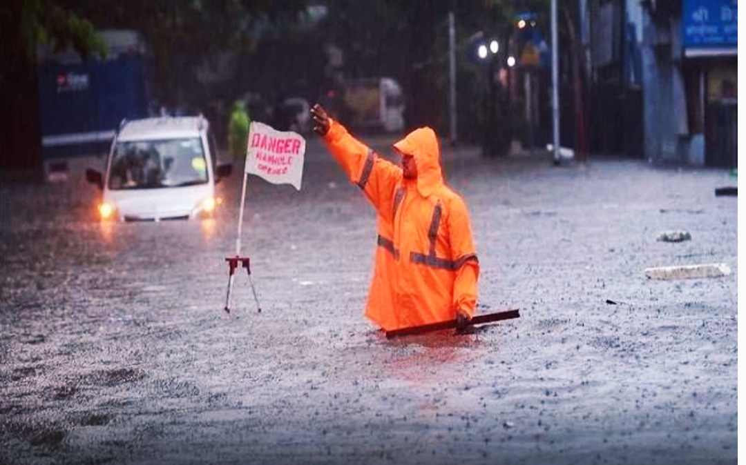 heavy-rains-in-mumbai-railway-tracks-submerged-imd-issued-alert-for-5-days