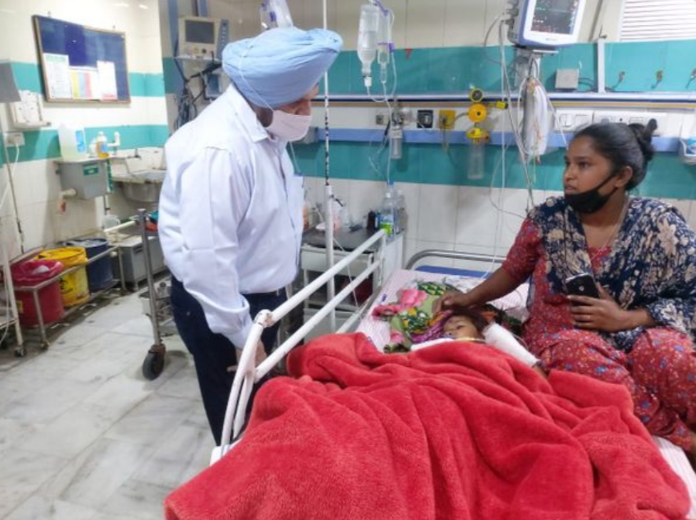 4-year-old girl's leg chopped off in an accident, deputy commissioner gave 1 lakh help for treatment