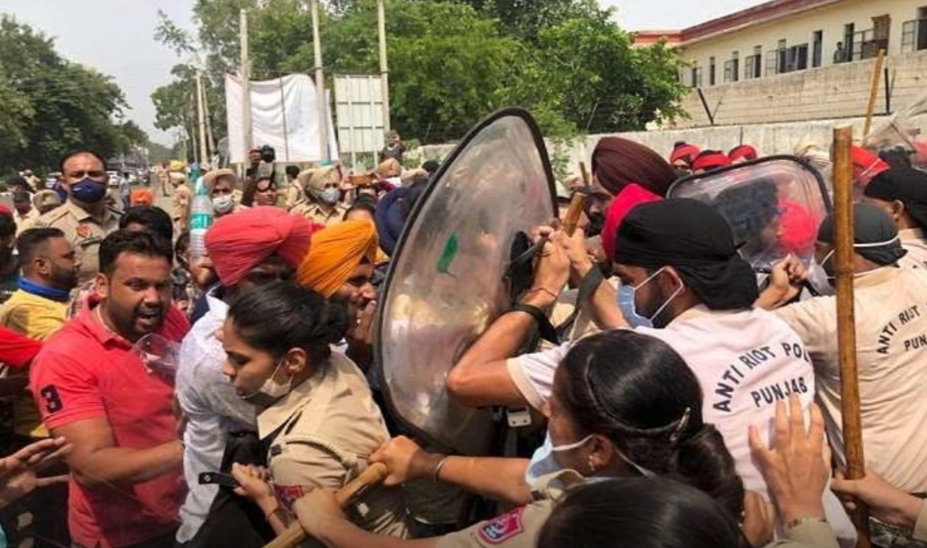 Lathi charge on unemployed teachers going to besiege the residence of Chief Minister Captain Amarinder Singh