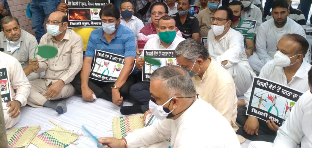 Due to the undeclared cuts of power com , the BJP staged a sit-in protest against the Captain Government of the state.