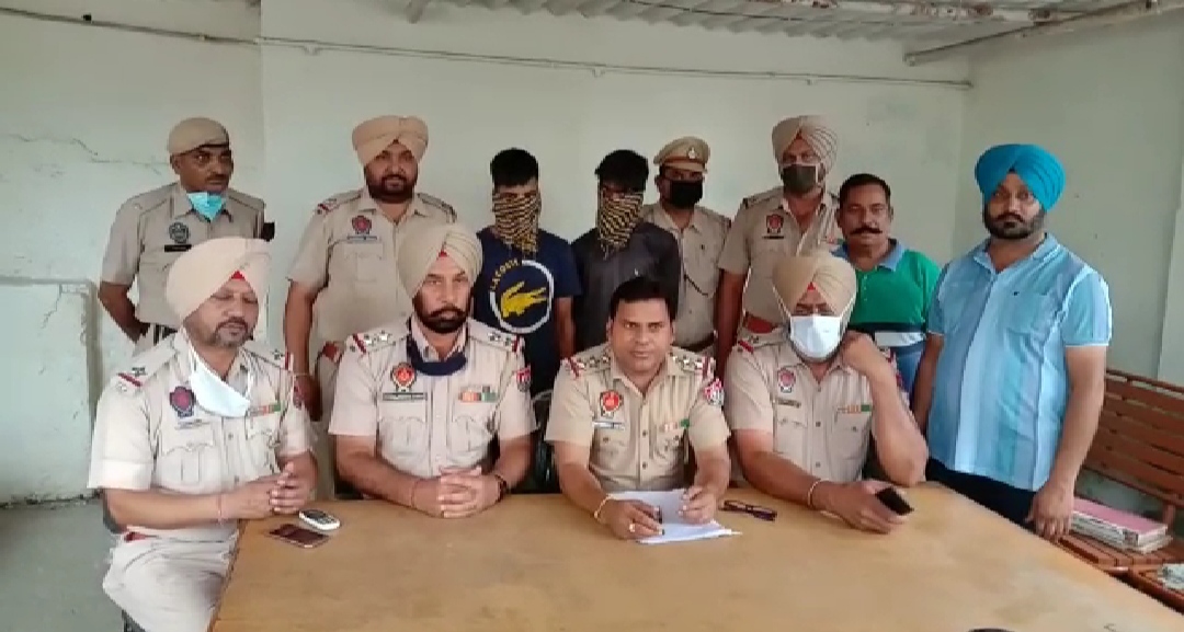 GRP police arrested two drug addicts who robbed people by becoming passengers on train and platform