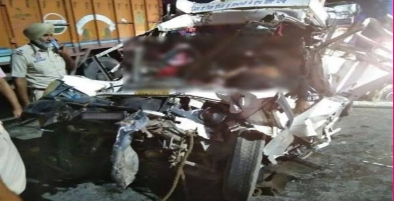 Terrible accident in Dasuha, two tippers hit a wooden-laden pickup, 3 youths died