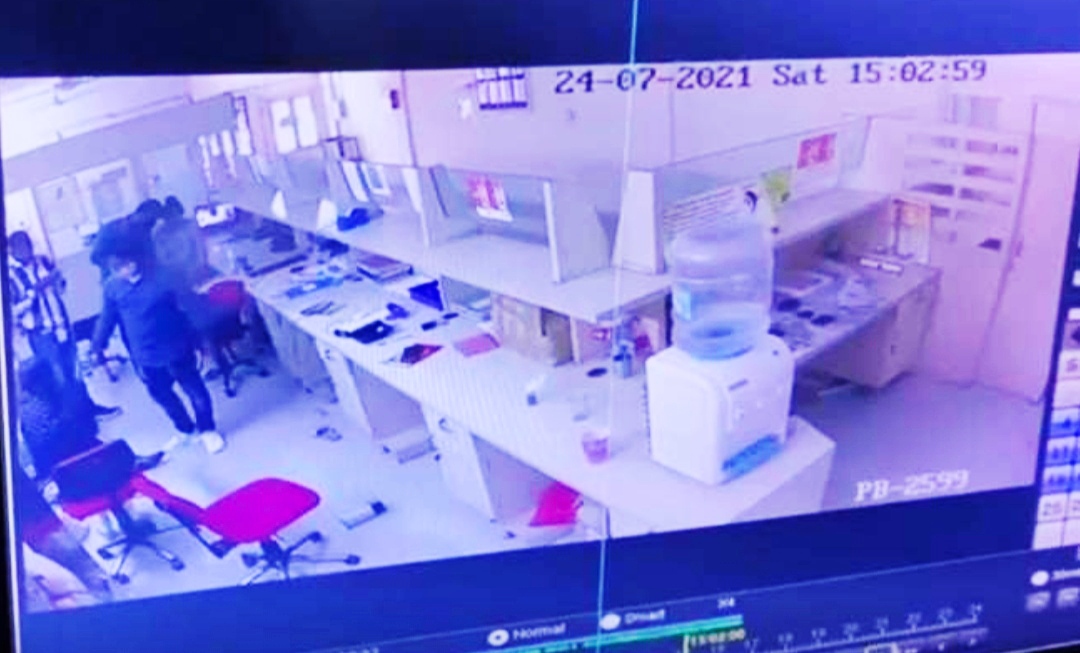 Big loot in Manappuram Gold on Garha Road, miscreants absconding with gold worth lakhs
