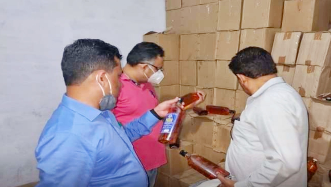 Excise department and Ludhiana police team caught fake liquor factory