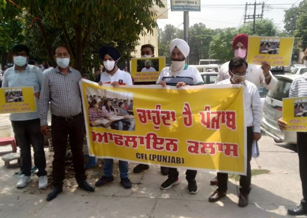 Coaching center owner came on the road in Jalandhar, said online studies are not being done due to power cuts