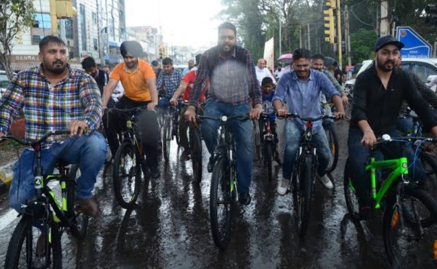 Congressmen undertake cycle journey in protest against rising prices of petrol and diesel, leaders said - people will teach a lesson to Modi government when elections come