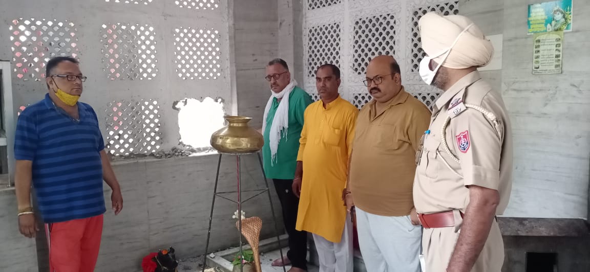 Thieves escaped from the temple of Shri Siddha Baba Keshav Nath ji located in Sher Singh Colony of Jalandhar with thousands of cash by breaking the golak.