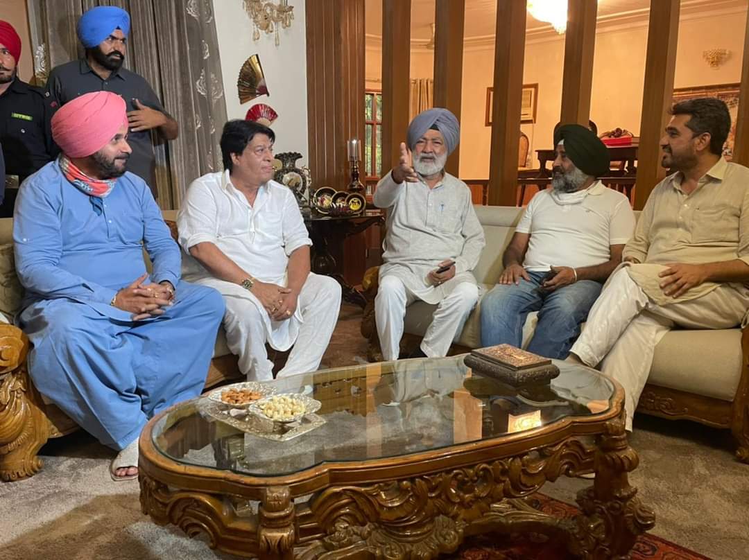 Navjot Sidhu reached former minister Avtar Henry's house, Pargat Singh also present
